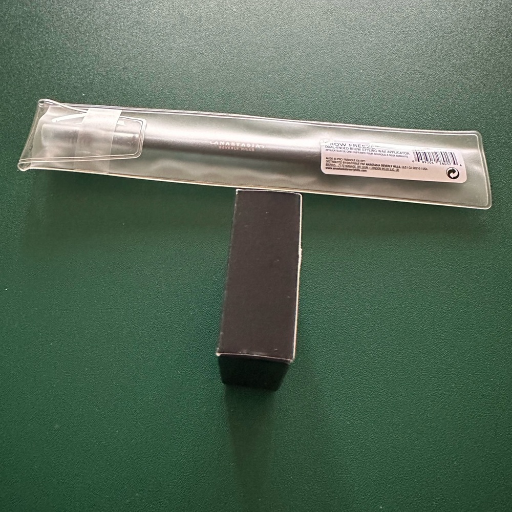 Anastasia Beverly Hills Brow Freeze Styling Wax and Dual-Ended Wax Applicator - Picture 4 of 5